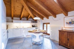 Casa Agatha Lenno- luxury air conditioned village home by Italian Apartments