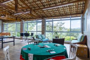 Chácara 8 suítes Piscina Churrasqueira 40min de SP