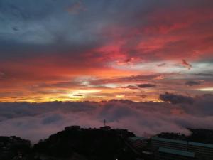 Vacation House in Baguio with Amazing Sunset Views