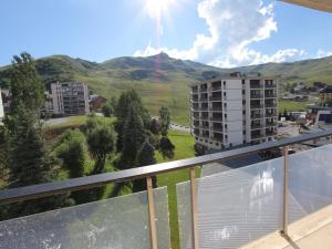 Appartement 6 pers. rénové style montagne avec balcon à 50m des pistes - FR-1-416-93