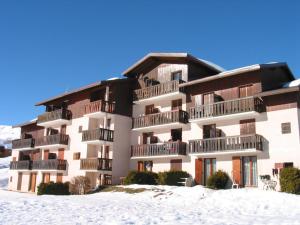 Appartements Charmant studio 2eme etage, balcon sud, a deux pas telesiege et commerces, calmes et ensoleille - FR-1-416-180 : Studio