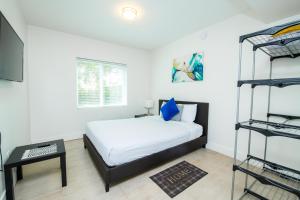 Spacious entire Apartment with Free Parking