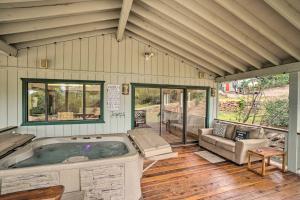 Cozy Pine Retreat with Private Hot Tub and Views - Hotel 4 stelle a Pine