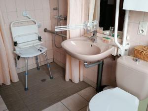 Gîte spacieux avec cheminée, proche nature, accessible PMR, idéal famille et motards - FR-1-589-34