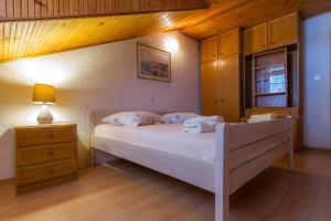 Apartments with parking space Barbat, Rab - 20080