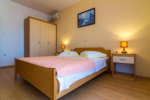 Apartments with parking space Barbat, Rab - 20080