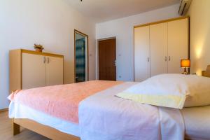 Apartments with parking space Barbat, Rab - 20080