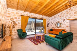 Havuzu dışarıdan görünmeyen jakuzili özel havuzlu lüks villa