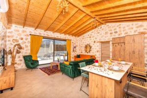 Havuzu dışarıdan görünmeyen jakuzili özel havuzlu lüks villa