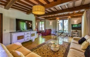 Maisons de vacances 5 Bedroom Cozy Home In Montricoux : photos des chambres