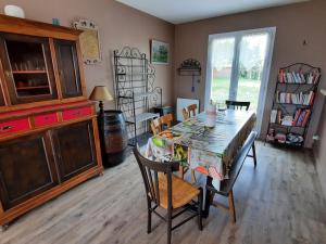 Maisons de vacances Maison de plain-pied avec jardin cloture, proche Thermes St Roch - 3 chambres, WiFi, cuisine equipee - FR-1-541-46 : photos des chambres