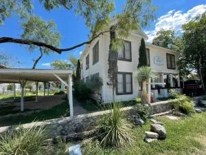 Carriage Inn Bandera Suite 2 - Medina