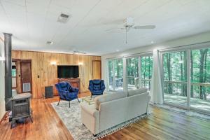 Secluded Franklin Cabin with Furnished Deck!