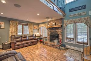 Charming Retreat about 1 Mi to Ossipee Lake Marina!