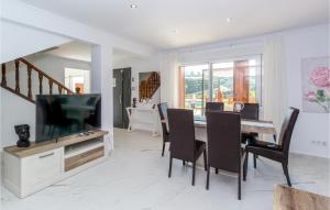 3 Bedroom Stunning Home In Mezquitilla