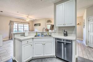 Cozy Wilmington Bungalow about 6 Mi to Beaches!