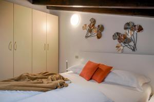 Iseo Centre Attic- private parking & bike storage