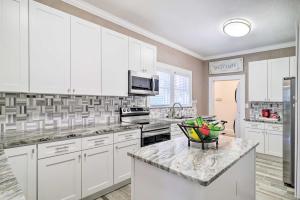 Jacksonville Group Getaway about 8 Mi to Dtwn!