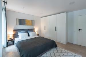 RIVERFRONT 2BD Old Town Apartment by Hostlovers