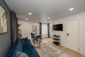 RIVERFRONT 2BD Old Town Apartment by Hostlovers