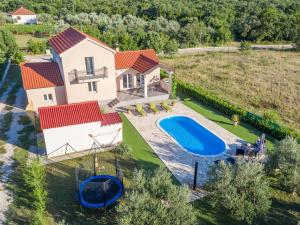 Luxurious Holiday Home in Policnik with Swimming Pool