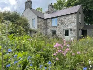 TY CAPEL ABERSOCH beaches, comfy beds, super Wi-Fi, TV, wood fires, garden, bbq - Llandegwning