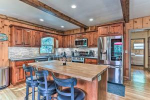 Rustic Oakhurst Retreat < 4 Mi to Bass Lake!