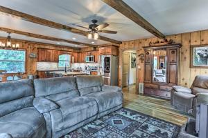 Rustic Oakhurst Retreat < 4 Mi to Bass Lake!