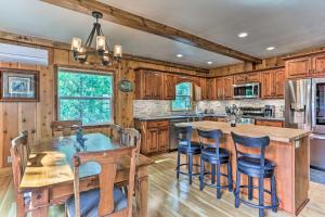 Rustic Oakhurst Retreat < 4 Mi to Bass Lake!