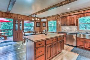 Rustic Oakhurst Retreat Less Than 4 Mi to Bass Lake!