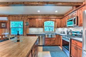 Rustic Oakhurst Retreat < 4 Mi to Bass Lake!
