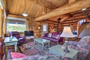 < 1 Mi to Lake Granby: Log Cabin w Fire Pit