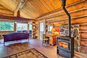 < 1 Mi to Lake Granby: Log Cabin w Fire Pit