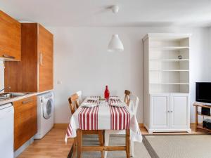 Charmant T2 en Centre-Ville pour 6 pers., Parking, Proche Commodités et Stations de Ski - FR-1-402-75