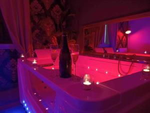 Maisons de vacances Suite privee avec BALNEO (Jacuzzi ou baignoire). : photos des chambres