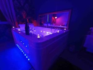 Maisons de vacances Suite privee avec BALNEO (Jacuzzi ou baignoire). : photos des chambres