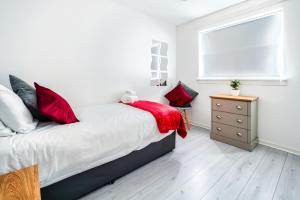 Balloch House -Spacious 3 bed house with on street parking