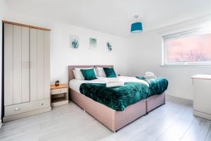 Balloch House -Spacious 3 bed house with on street parking