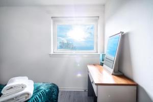 Balloch House -Spacious 3 bed house with on street parking