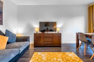 Balloch House -Spacious 3 bed house with on street parking