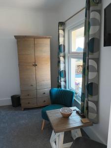 Contemporary one bed studio. Sea views and parking