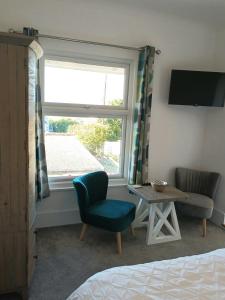 Contemporary one bed studio. Sea views and parking