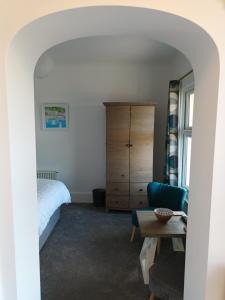 Contemporary one bed studio. Sea views and parking