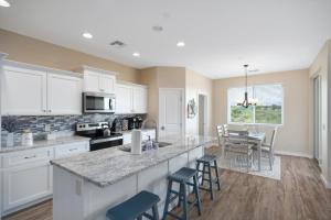 Stunning Views with Hot Tub in a Great Location 3 bed 3 bath