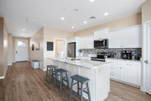 Stunning Views with Hot Tub in a Great Location 3 bed 3 bath