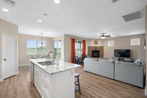 Stunning Views with Hot Tub in a Great Location 3 bed 3 bath