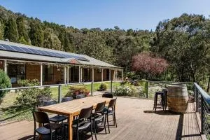 'Omaroo' Homestead Escape amongst Rolling Hills - Grattai