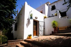 The Studio Under The Wall, a colourful, small and unique one bedroom studio in Comares