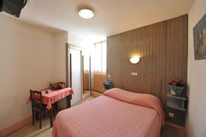 Hotels Hotel de la Grotte : photos des chambres