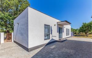 Cozy Home In Medulin With Kitchen